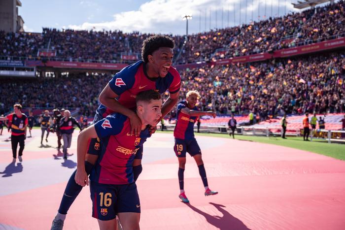 表面上是对 表面上是对